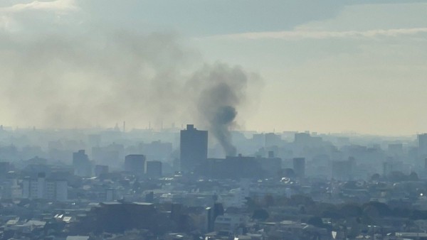 東京住宅區大火，濃煙密布。X圖片