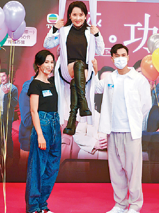 ■左起：蔣祖曼、龔慈恩及朱敏瀚等為台慶劇《輕·功》宣傳。