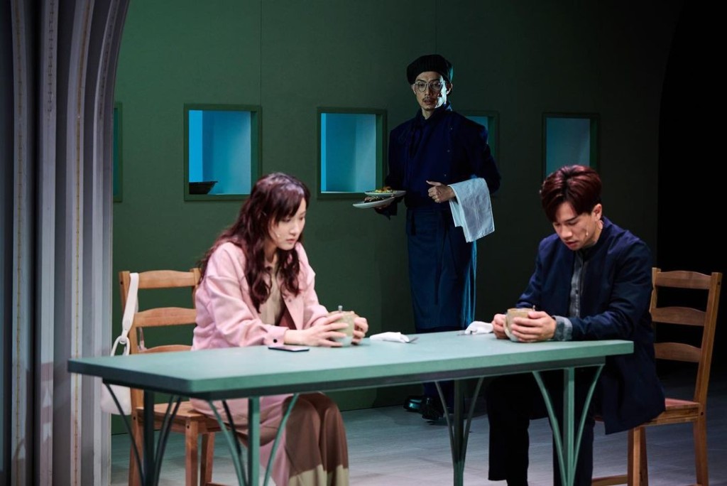 強尼去年跟吳海昕和釗鋒合演音樂劇《二人餐》。