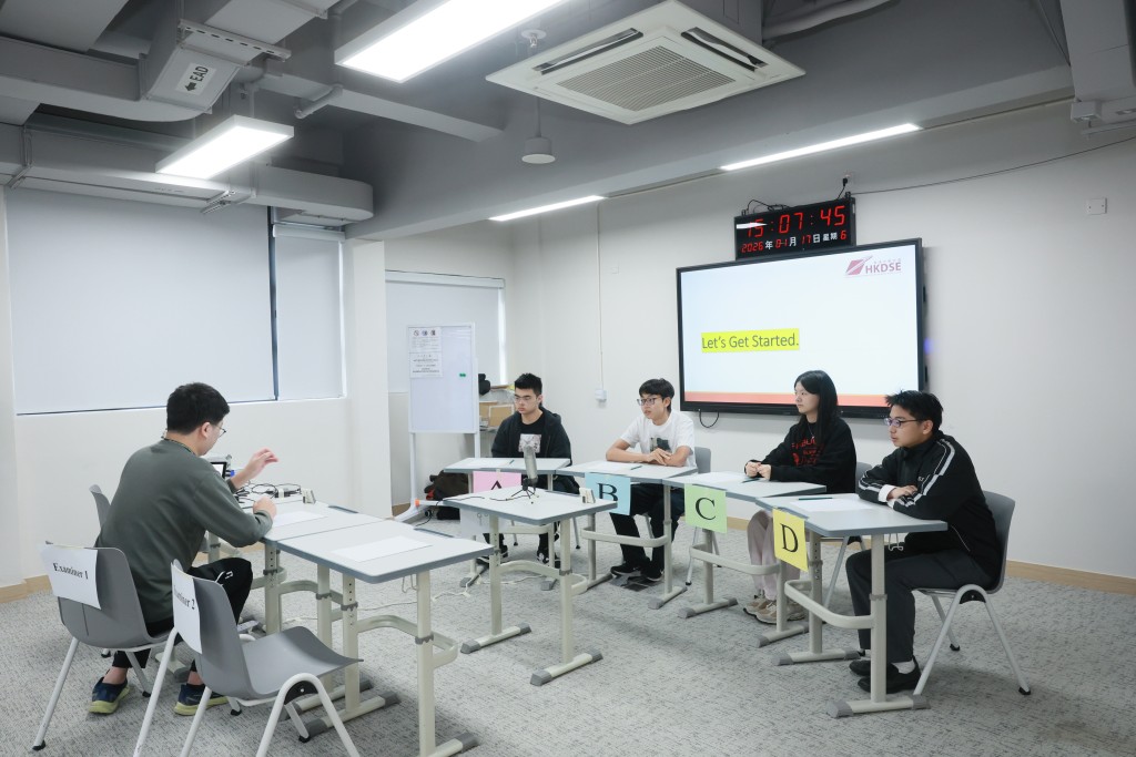 参加者参与英语口试录影体验。考评局提供