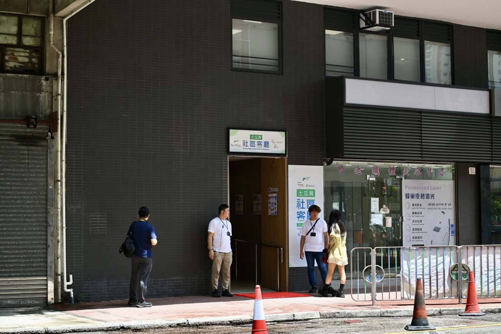 夏寶龍到達土瓜灣社區客廳,勞福局局長孫玉菡在場迎接。劉駿軒攝 夏寶龍到達土瓜灣社區客廳,勞福局局長孫玉菡在場迎接。劉駿軒攝
