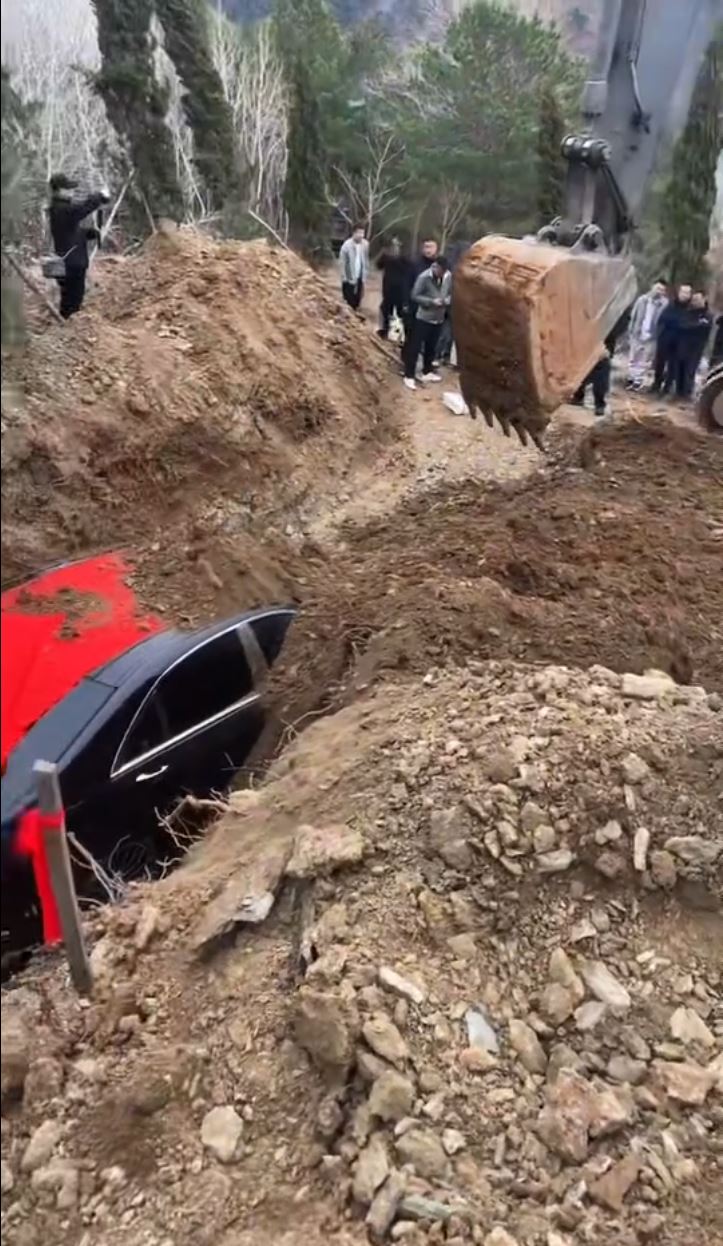 遼寧有土豪將配有「8888」車牌的百萬豪車作陪葬品。抖音