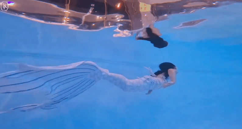 美人魚式游泳靠身體上下擺動。（小紅書截圖，非當事人） 