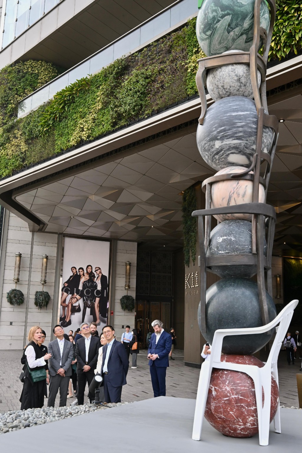 楊潤雄（前排右一）和康文署署長劉明光（前排左三）觀賞由K11集團與佩斯畫廊合作帶來、藝術家Alicja Kwade創作的雕塑《世界的秩序（圖騰）》。政府新聞處