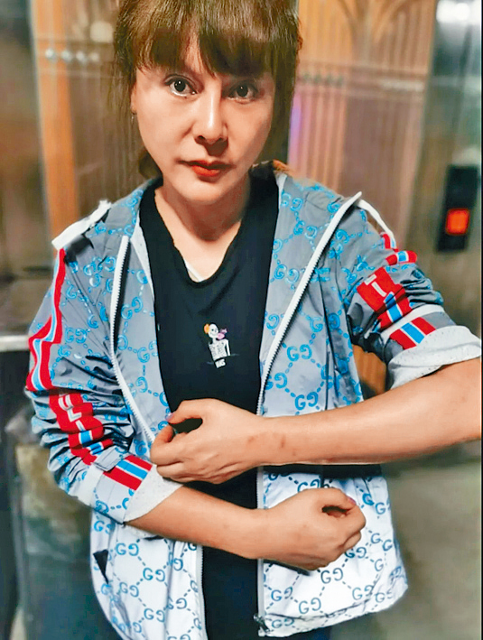 事主為47歲的少數民族女企業家馬藝珈伊。
