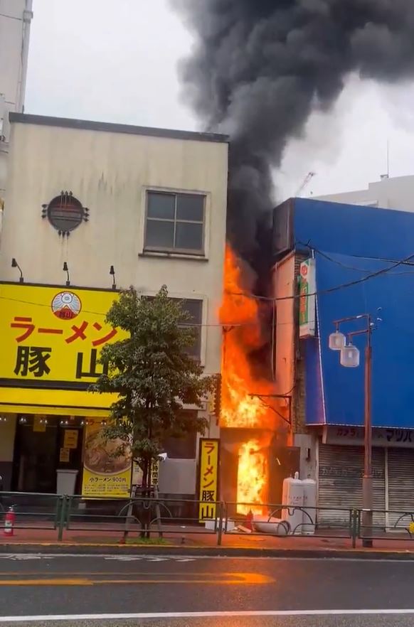 日本東京有拉麵店大火，影響部份JR鐵路要停駛。影片截圖