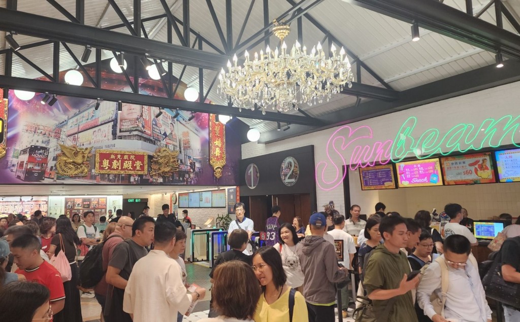 人人戰戰兢兢渡過赤馬紅羊月,離開火年火月,一進入秋冬天,本港影視及戲劇等文化活動即傳來一連串好消息,喜事頻傳,喜出望外。 人人戰戰兢兢渡過赤馬紅羊月,離開火年火月,一進入秋冬天,本港影視及戲劇等文化活動即傳來一連串好消息,喜事頻傳,喜出望外。