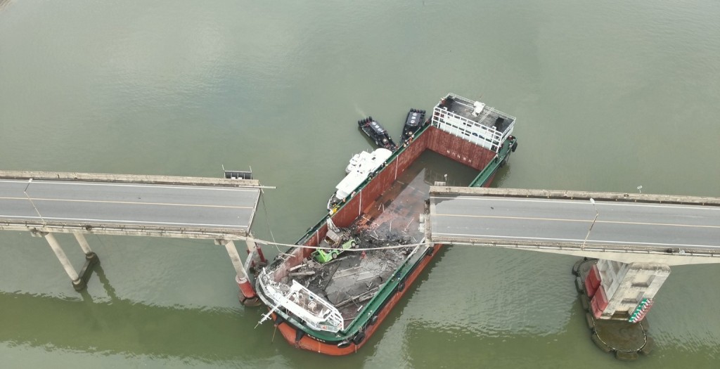 貨櫃船撞上橋墩後導致橋面斷裂。