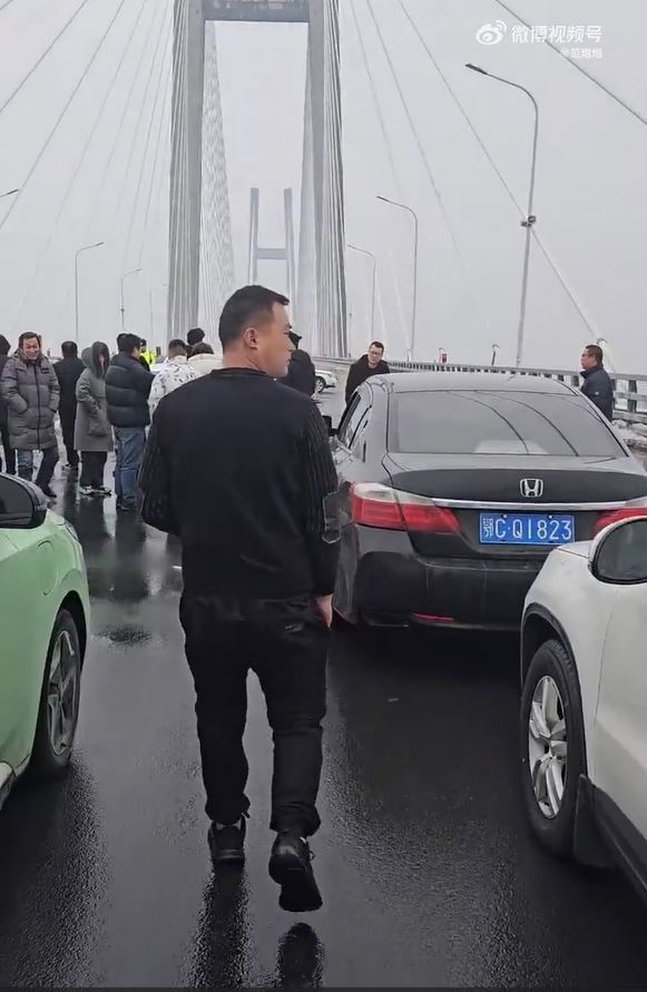 湖北武漢長江大橋落冰柱雨，逾20車被擊中。影片截圖