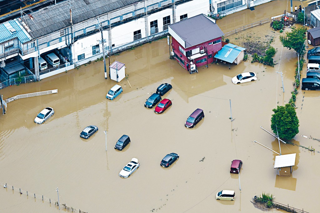 暴雨造成多地水浸，大批車輛幾乎沒頂。