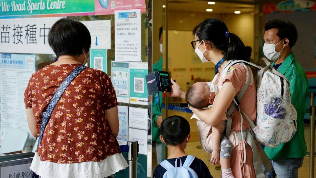 婦女事務委員會主席陳婉嫻及家庭議會主席彭韻僖呼籲市民為家中長者及兒童預約接種新冠疫苗。