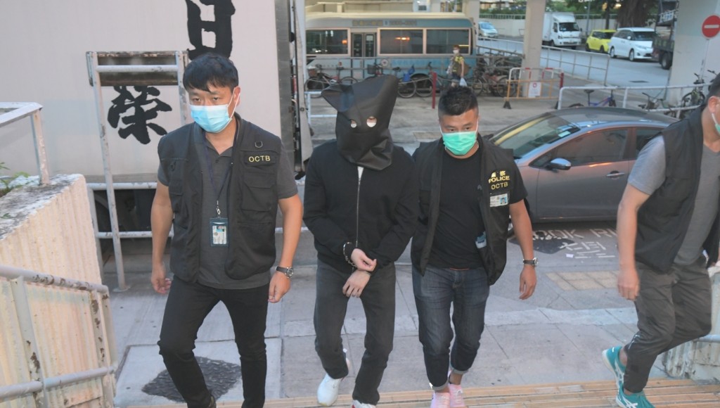 案發後，警方拘捕一名涉傷人男子，押返禾輋邨民和樓搜屋。　資料圖