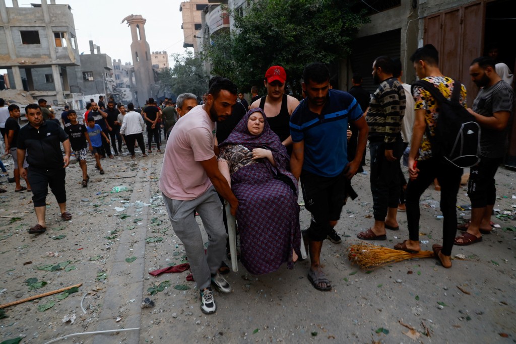 加沙多人受傷，一名婦女被抬走醫治。路透社