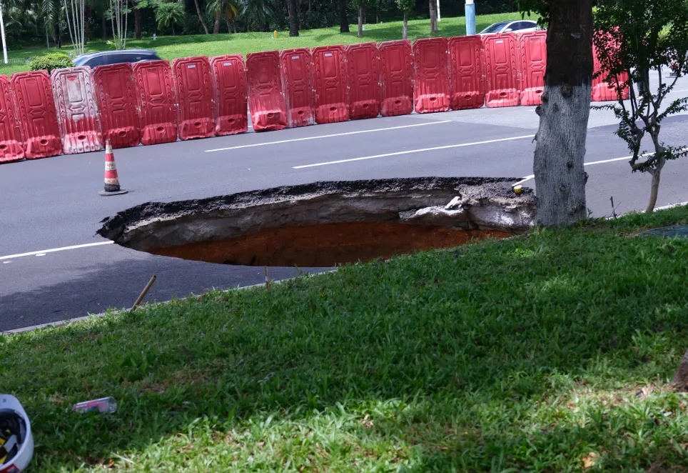 深圳濱海大道地陷,現巨坑。 南方都市報 深圳濱海大道地陷,現巨坑。 南方都市報