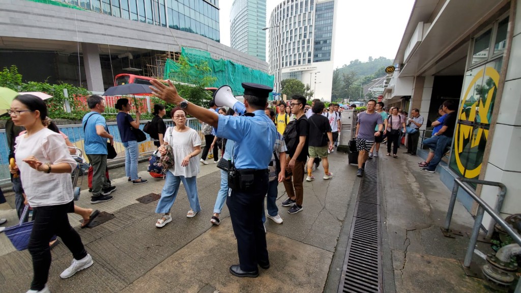 乘客指接駁巴士班次疏落。