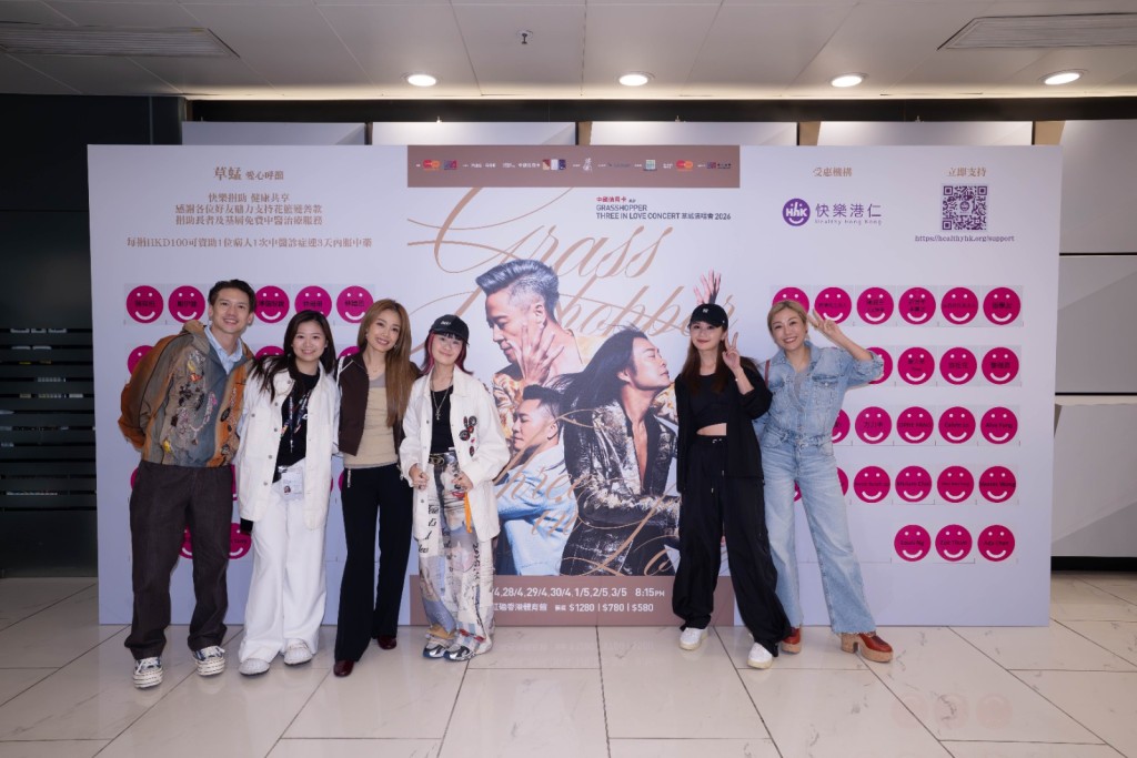 阿Sa（右二）新婚撇甩老公睇騷。