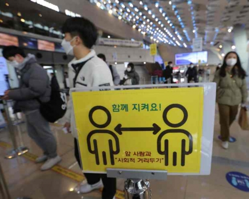 首爾國際機內呼籲旅客保持社交距離。AP