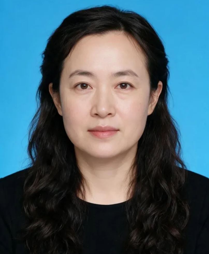 山西医科大学第一医院精神科医生郎小娥的过度P图证件相，成为全网笑点。
