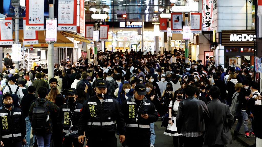 2022年万圣节梨泰院发生人踩人惨剧后，涩谷依旧人头涌涌。 路透社