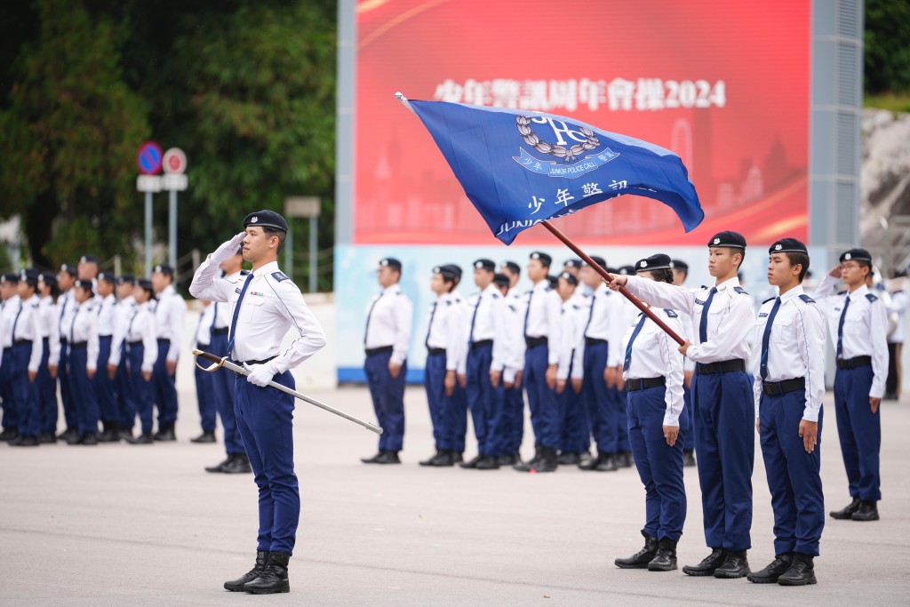 少年警訊周年會操指揮員蘇恩程率領各學校隊伍向會操檢閱官警務處處長蕭澤頤敬禮。 少年警訊周年會操指揮員蘇恩程率領各學校隊伍向會操檢閱官警務處處長蕭澤頤敬禮。
