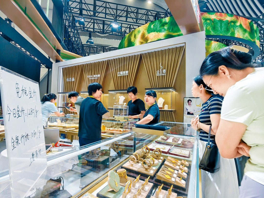 無懼金價波動，民眾正在櫃枱前選購黃金飾品。