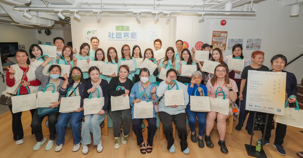 太子社區客廳會員對於獲贈福袋表現高興。 太子社區客廳會員對於獲贈福袋表現高興。