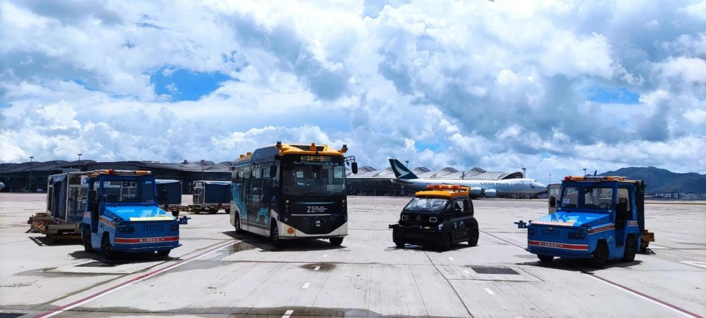 香港國際機場正使用不同功能的自動車，包括自動駕駛拖車(左一及右一)、自動駕駛巡邏車(右二)，以及自動駕駛小型巴士(左二)。