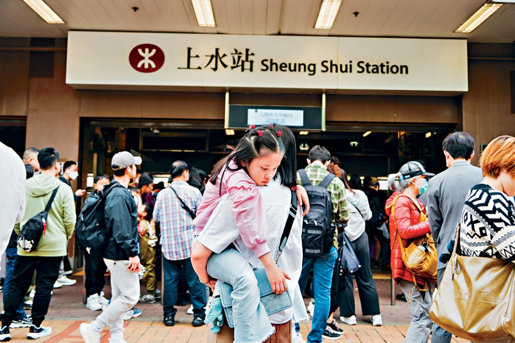 昨日是清明假期首日,不少市民帶小朋友到內地遊玩。