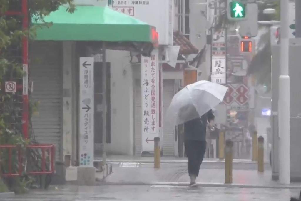 那霸街頭受颱風吹襲。美聯社