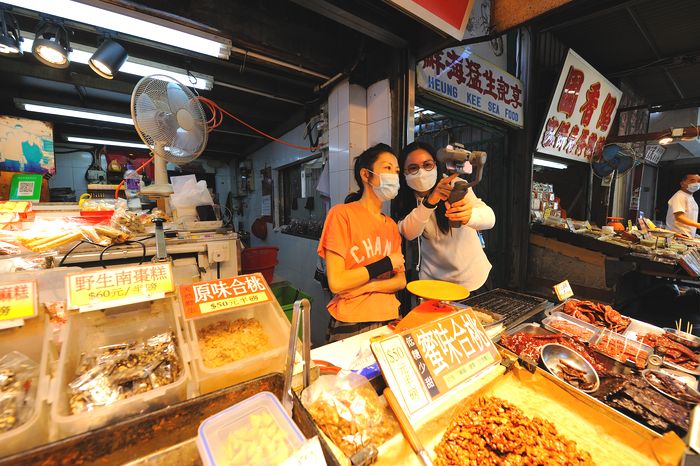 學生餅店老闆互動。