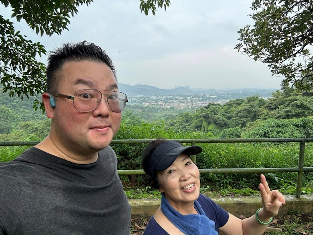 阮德鏘表示收到母親尹飛燕及女兒電話，未有細睇便過數。