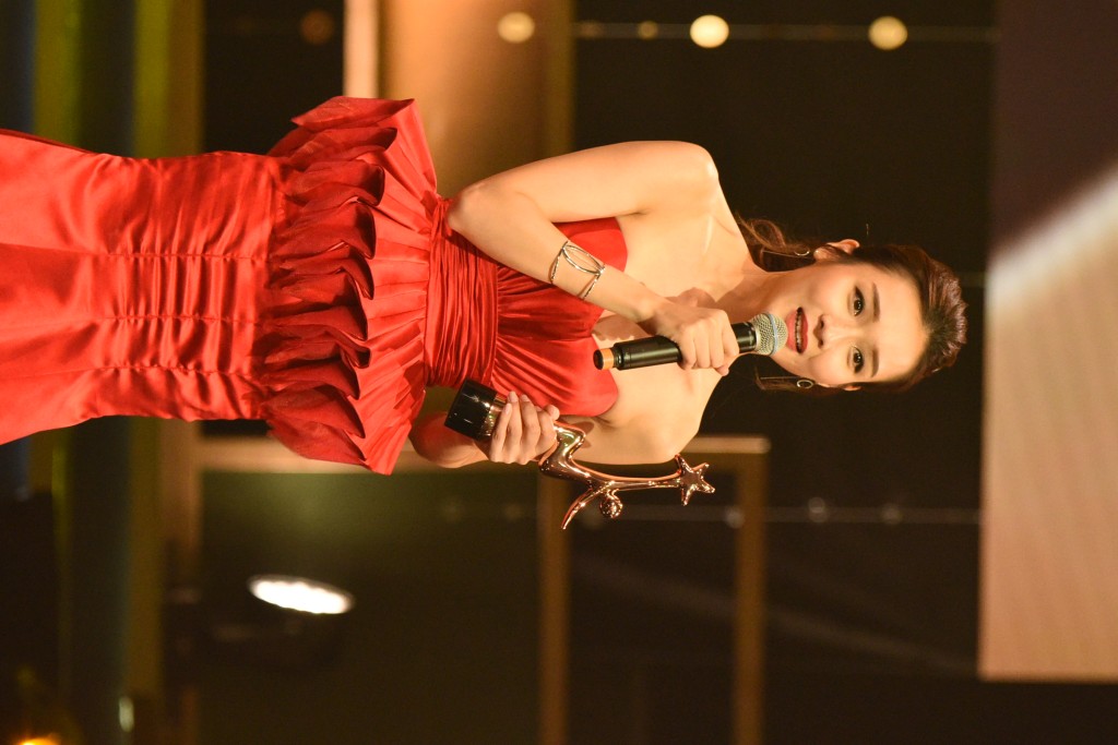 同年，李佳芯凭《踩过界》在《星和无綫电视大奖》封视后。