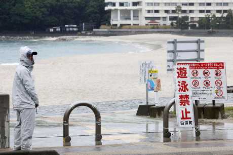 受颱風影響，和歌山白濱町禁止游泳。美聯社