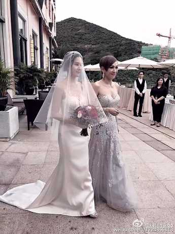 余安安的大女李文琪（左）於2016年結婚。