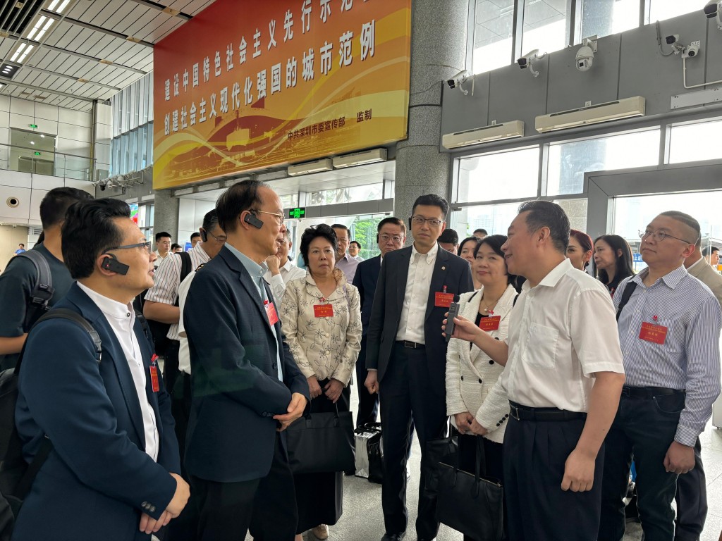 代表团到深圳湾口岸参观并听取工作汇报。