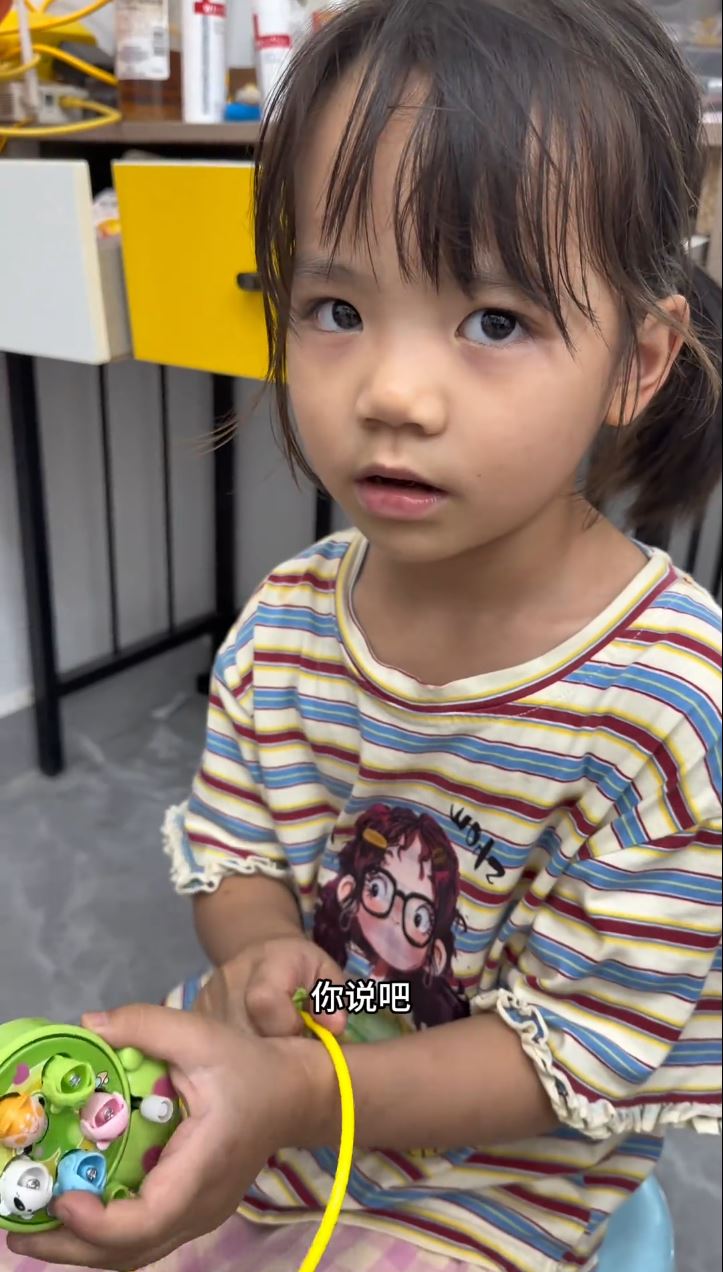 小妹妹知道闯祸后回家向母亲认错。