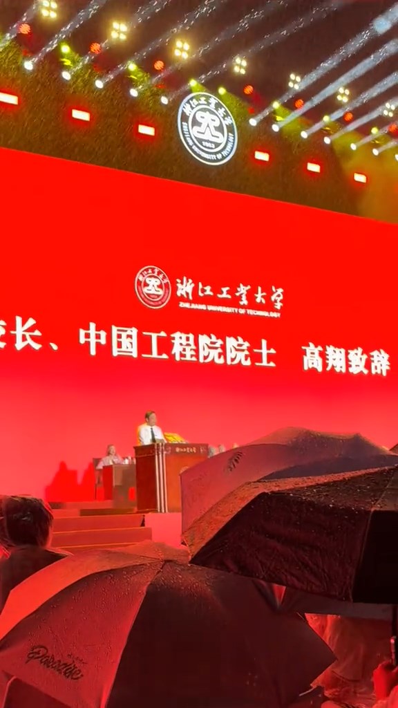 校長當時在台上演講。 校長當時在台上演講。