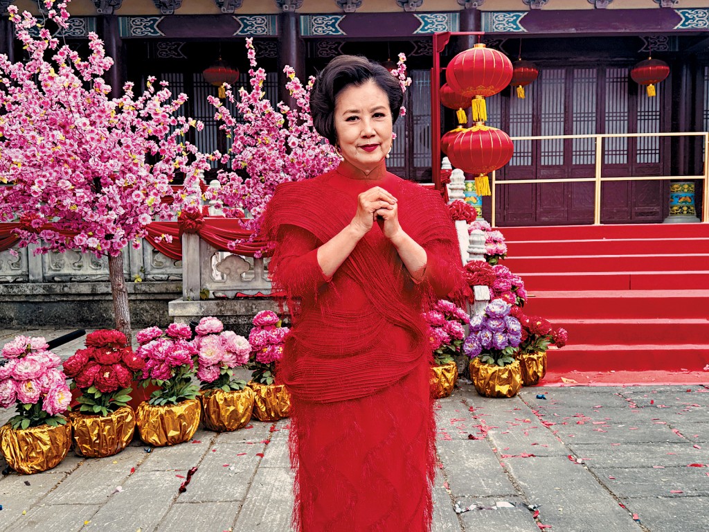 阿姐爆家英哥不讓其他人碰他的枱，要親力親為。