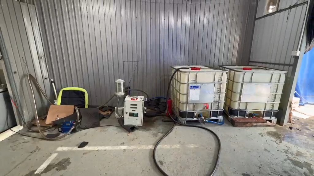 場內放有未完稅汽油及入油工具。