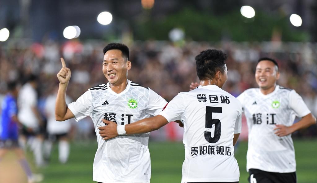 6月23日，贵州省榕江县足球队球员在友谊赛中庆祝入球。新华社