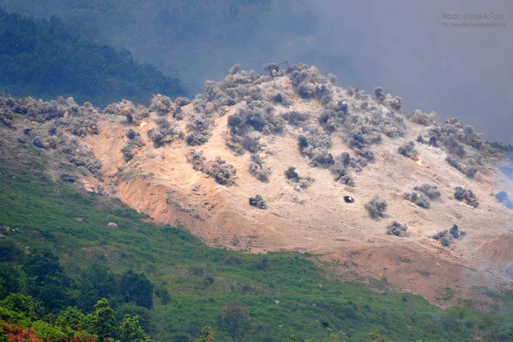 一枚集束炸弹击中南北韩38线附近。 Wiki