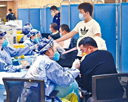 ■北京為農貿市場人員打「加強針」。