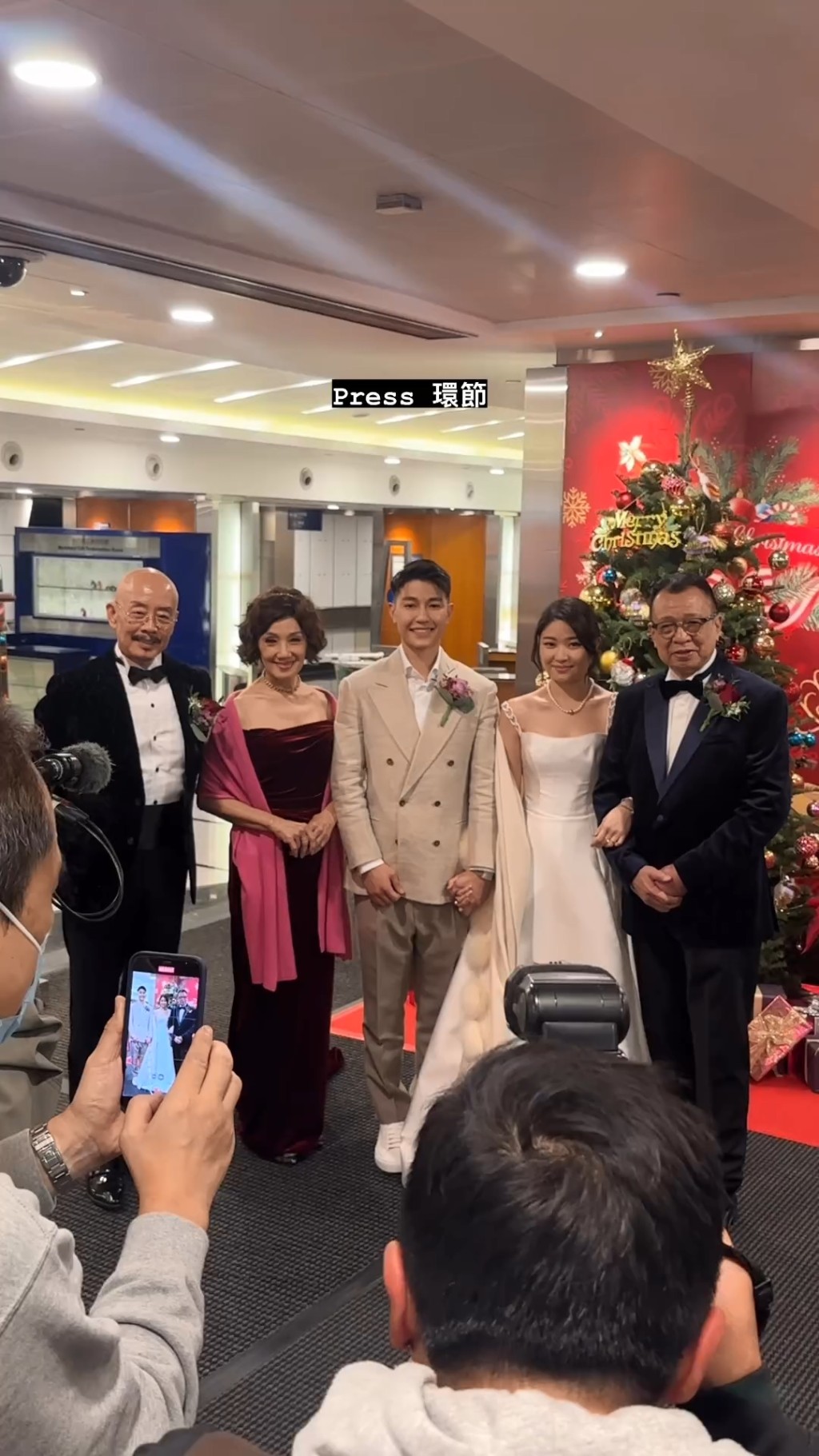 囡囡許惠菁與新加坡男友Shane晚上設宴舉行婚禮。