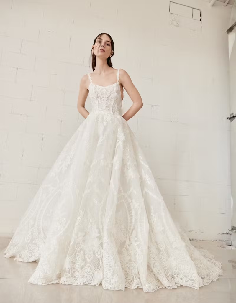 这袭吊带喱士公主裙款的Emmy婚纱，出自Rivini by Rita Vinieris 2024春夏系列的设计。