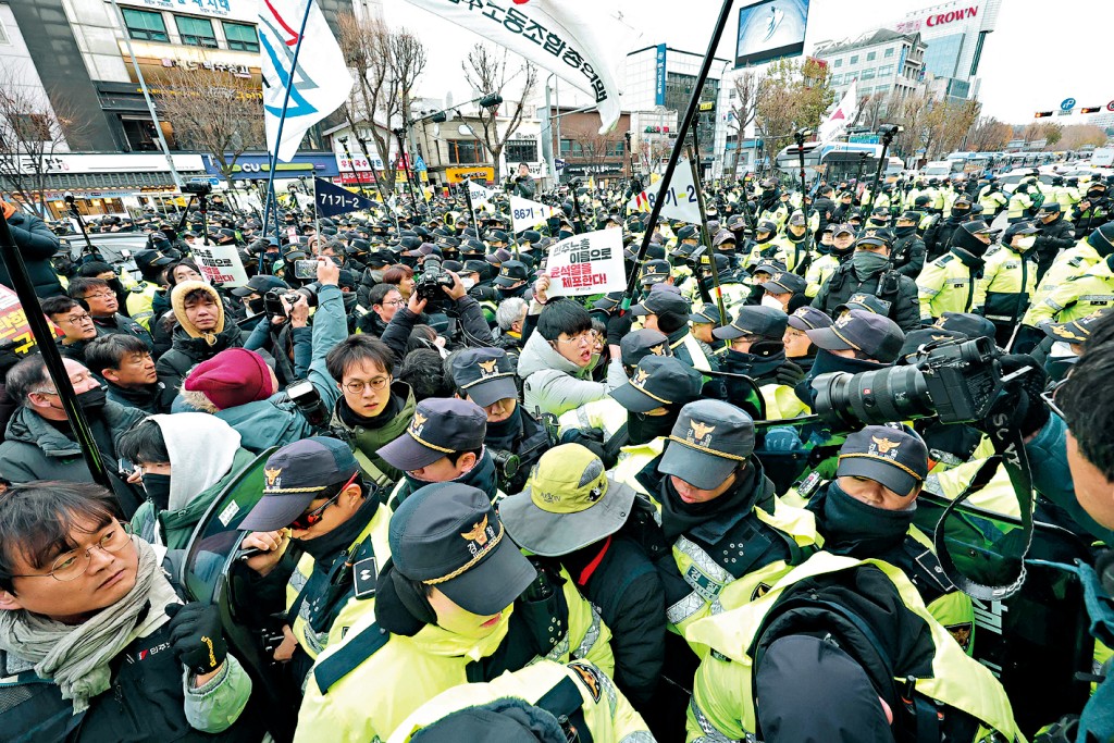 要求彈劾總統尹錫悅的示威者周四遊行前往總統府，遭警方阻擋。