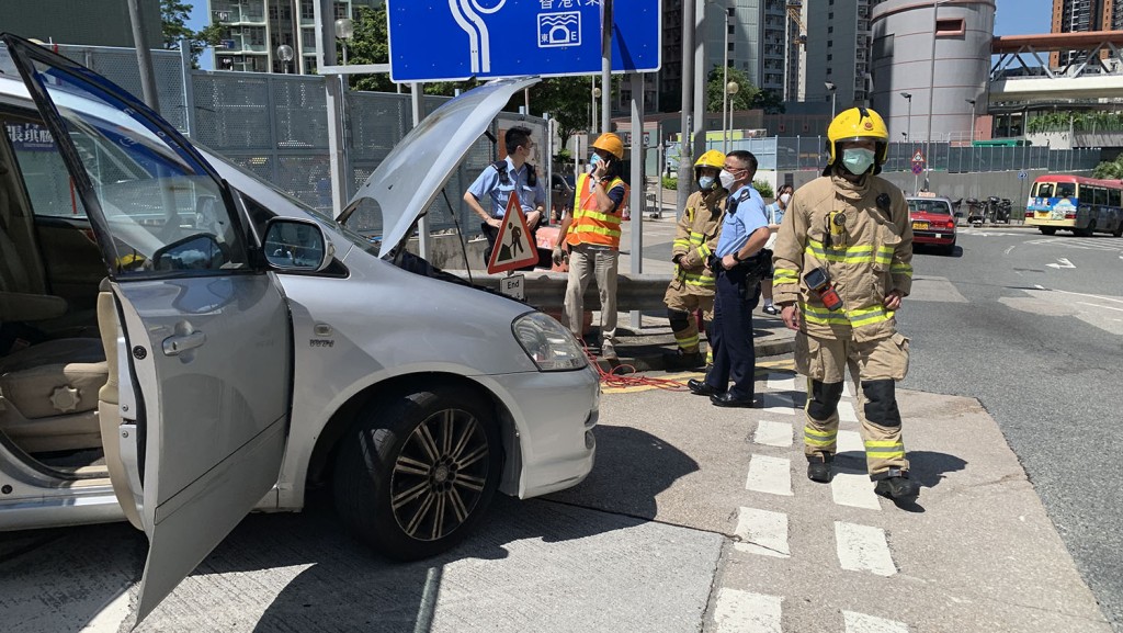 私家車引擎冒煙，司機自行救熄。