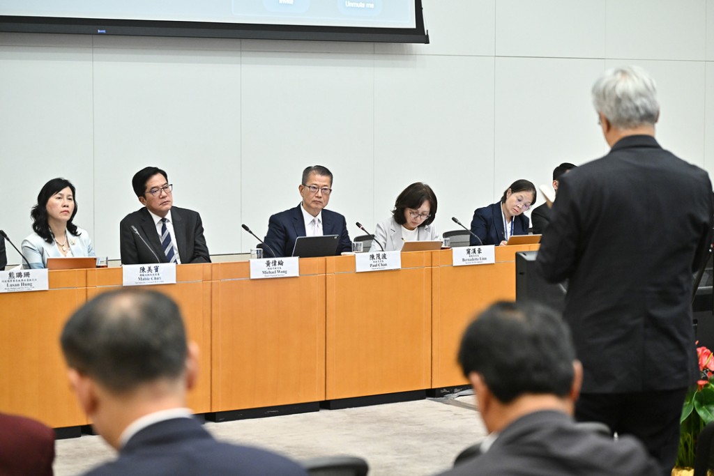 上周,陳茂波主持了一場以「宜居城市」為主題的《香港首個五年規劃》及《2026年施政報告》聯合諮詢會。陳茂波網誌 上周,陳茂波主持了一場以「宜居城市」為主題的《香港首個五年規劃》及《2026年施政報告》聯合諮詢會。陳茂波網誌