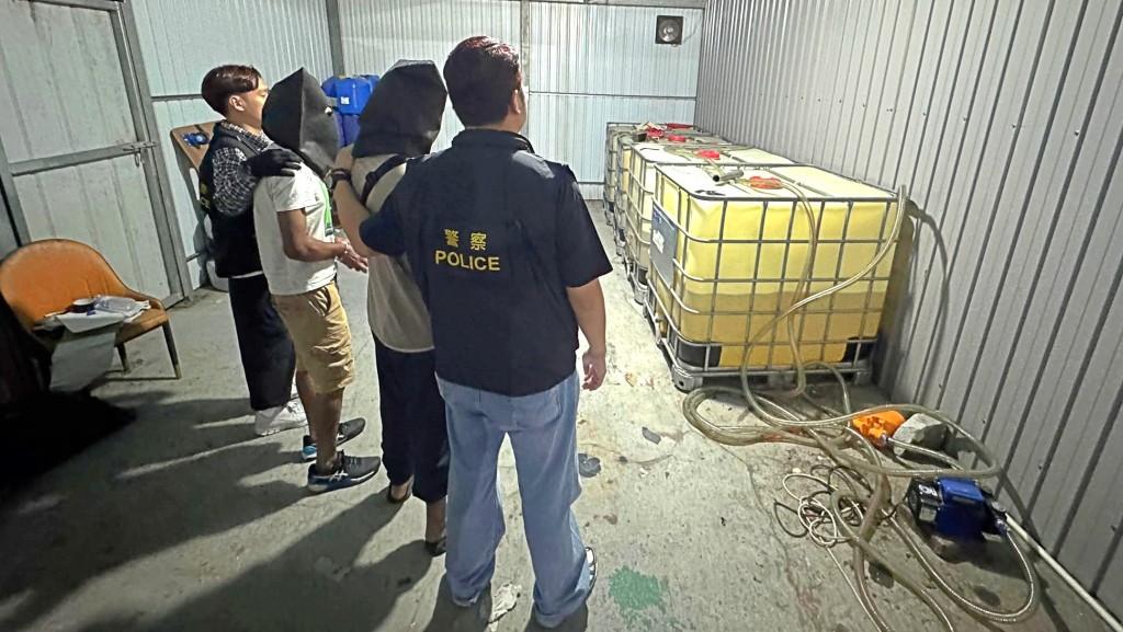 被捕男子带署调查。 被捕男子带署调查。