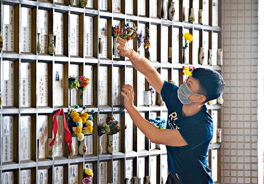 ■清明节下起毛毛细雨，无阻孝子贤孙扫墓。