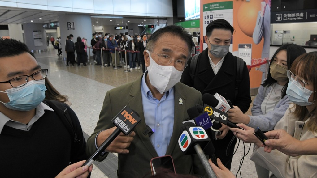 田北辰前往西九龍站視察售票情況。黃偉強攝